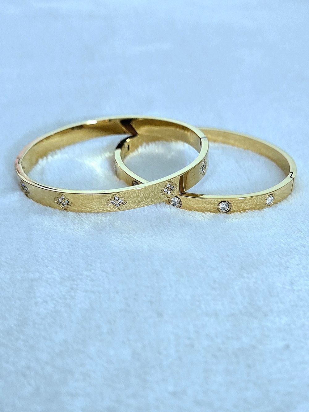 Set of Two✌️ Hinged Bangle Bracelets with Bezel Set Cubic Zirconias - NWOT - Picture 4 of 15